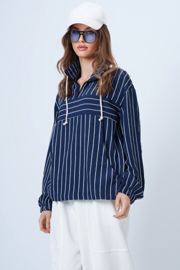 Dik Yaka Çizgili Cepli Dokuma Sweatshirt