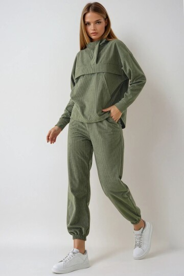 Dik Yaka Kanguru Cepli Sweatshirt ve Paçası Lastikli Pantolon Kadife Takım