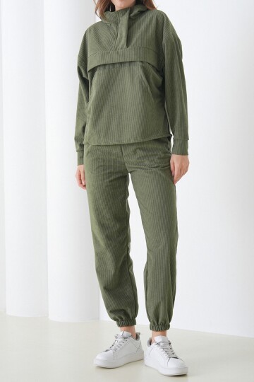 Dik Yaka Kanguru Cepli Sweatshirt ve Paçası Lastikli Pantolon Kadife Takım