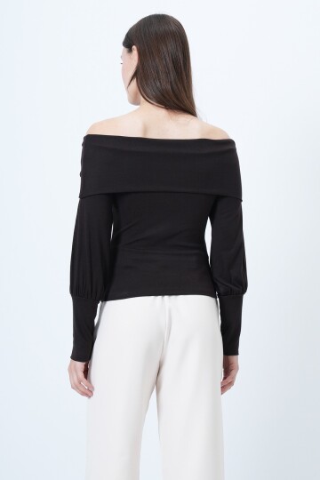 Geniş Kol Manşetli Madonna Yaka Bluz