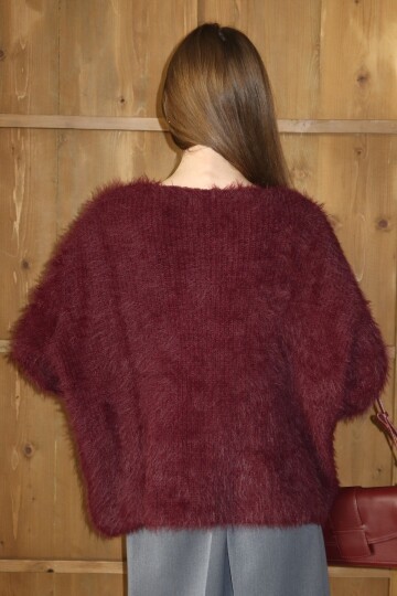 Geniş Yaka Püsküllü Triko Kazak