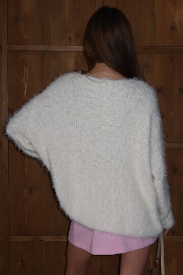 Geniş Yaka Püsküllü Triko Kazak