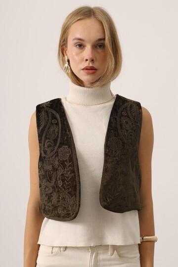 Kadife Dokulu Jakarlı Desenli Kısa Yelek
