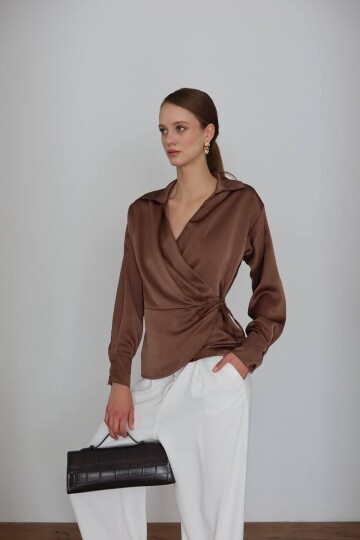Kahverengi Kruvaze Yaka Kuşaklı Saten Bluz