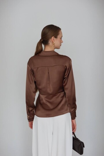 Kahverengi Kruvaze Yaka Kuşaklı Saten Bluz