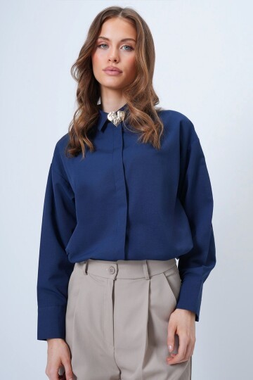 Kalp Broş Detaylı Geniş Manşetli Gömlek