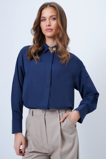 Kalp Broş Detaylı Geniş Manşetli Gömlek