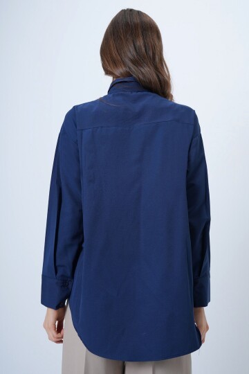 Kalp Broş Detaylı Geniş Manşetli Gömlek