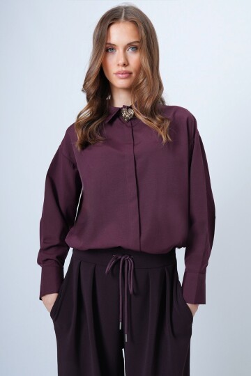 Kalp Broş Detaylı Geniş Manşetli Gömlek