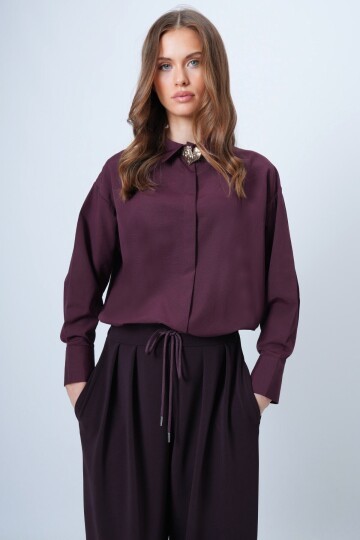 Kalp Broş Detaylı Geniş Manşetli Gömlek