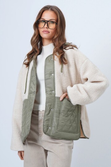 Kapüşonlu Peluş Dokulu Büyük Cepli Düğmeli Mont