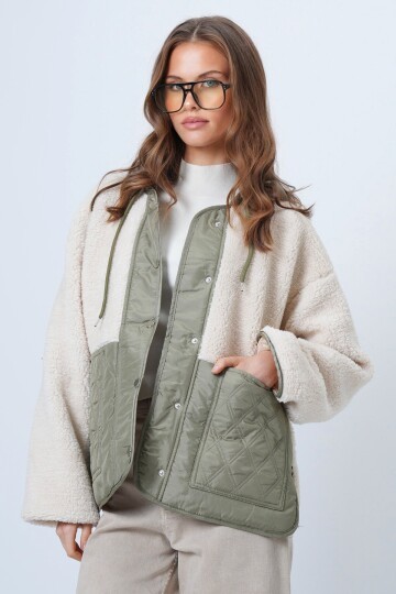 Kapüşonlu Peluş Dokulu Büyük Cepli Düğmeli Mont