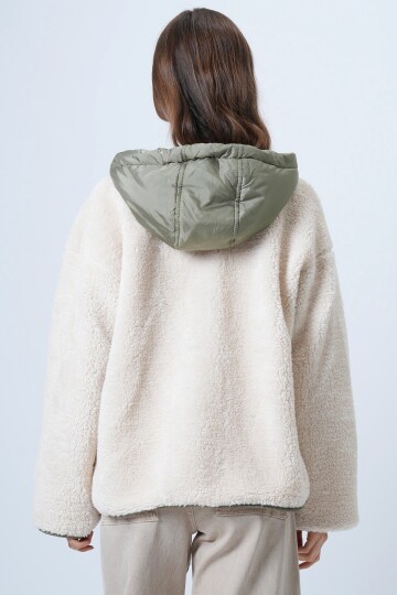 Kapüşonlu Peluş Dokulu Büyük Cepli Düğmeli Mont