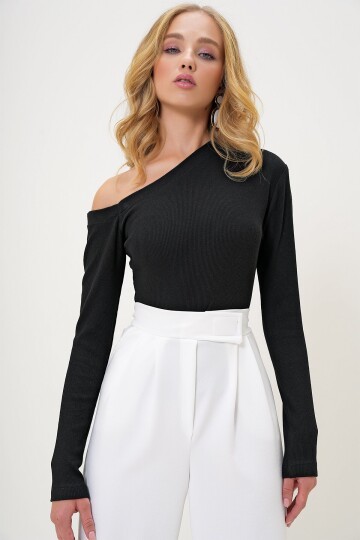 Kayık Yaka Tek Omuzu Açık Kaşkorse Bluz