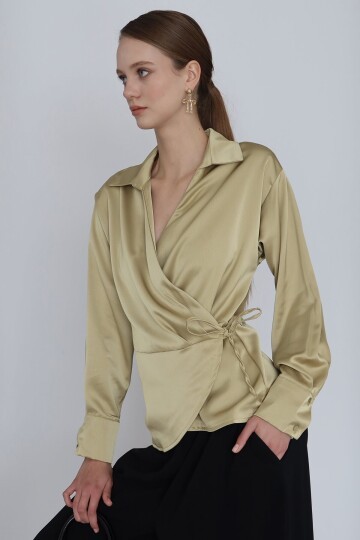 Kruvaze Yaka Bağlamalı Saten Bluz