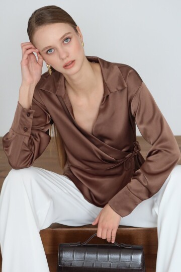 Kruvaze Yaka Bağlamalı Saten Bluz