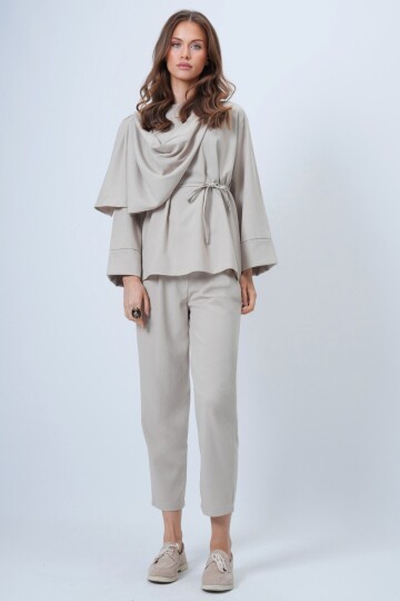 Şal Detaylı Geniş Manşet Bluz Çift Cepli Pantolon Takım