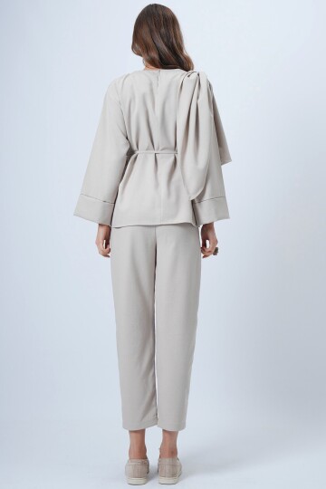 Şal Detaylı Geniş Manşet Bluz Çift Cepli Pantolon Takım