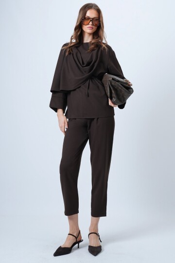 Şal Detaylı Geniş Manşet Bluz Çift Cepli Pantolon Takım