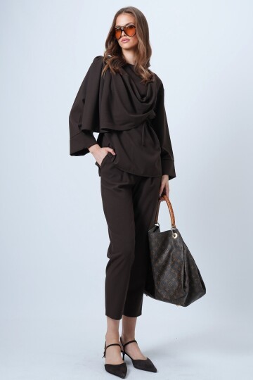 Şal Detaylı Geniş Manşet Bluz Çift Cepli Pantolon Takım