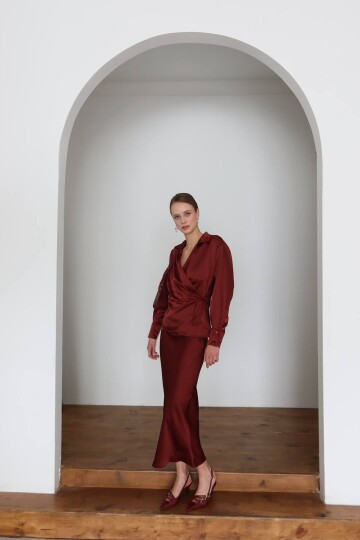 Şarap Kruvaze Yaka Kuşaklı Saten Bluz