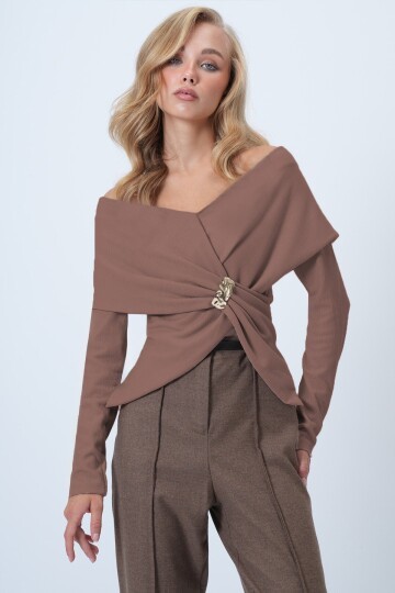 V Yaka Drape Detaylı Metal Aksesuarlı Tasarım Bluz