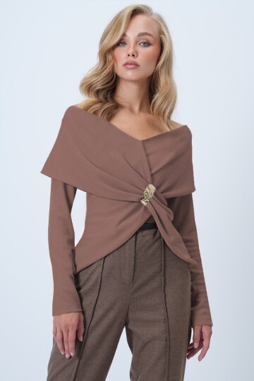 V Yaka Drape Detaylı Metal Aksesuarlı Tasarım Bluz