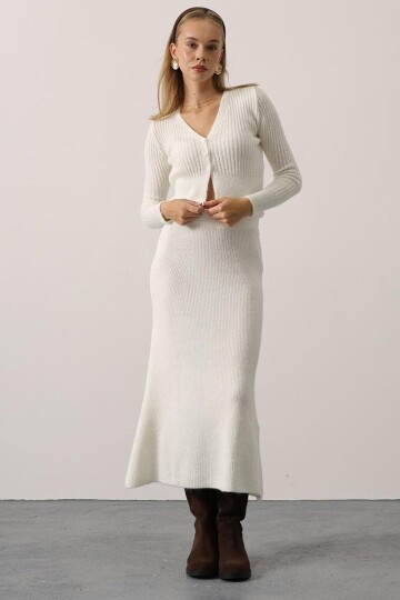 V Yaka Hırka ve Midi Boy Etek Triko Takım