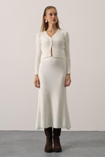 V Yaka Hırka ve Midi Boy Etek Triko Takım