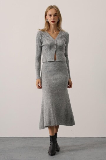 V Yaka Hırka ve Midi Boy Etek Triko Takım