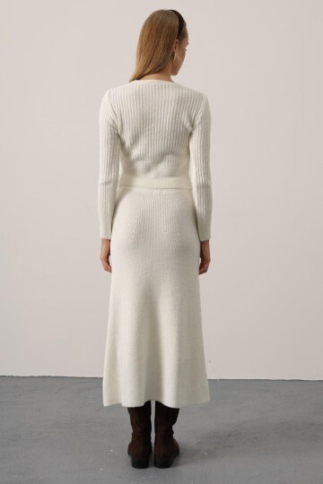 V Yaka Hırka ve Midi Boy Etek Triko Takım