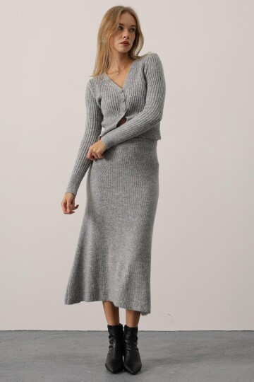 V Yaka Hırka ve Midi Boy Etek Triko Takım