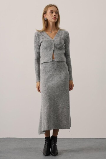 V Yaka Hırka ve Midi Boy Etek Triko Takım