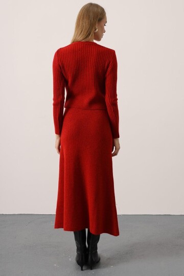 V Yaka Hırka ve Midi Boy Etek Triko Takım