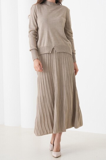 Yarım Balıkçı Yaka Kazak ve Midi Boy Piliseli Etek Takım