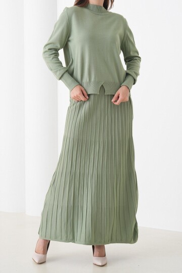 Yarım Balıkçı Yaka Kazak ve Midi Boy Piliseli Etek Takım