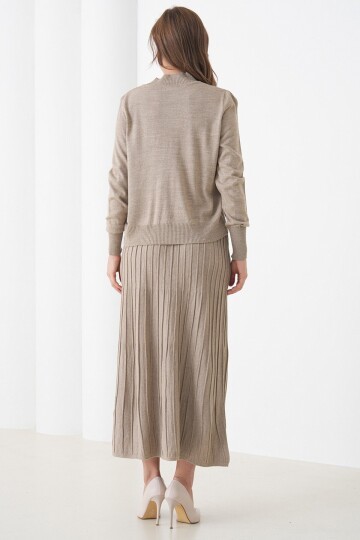 Yarım Balıkçı Yaka Kazak ve Midi Boy Piliseli Etek Takım