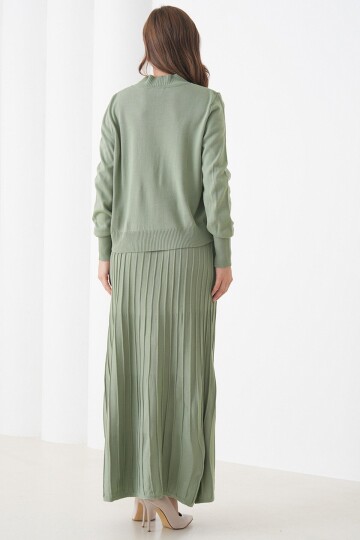 Yarım Balıkçı Yaka Kazak ve Midi Boy Piliseli Etek Takım