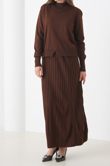 Yarım Balıkçı Yaka Kazak ve Midi Boy Piliseli Etek Takım