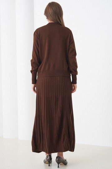 Yarım Balıkçı Yaka Kazak ve Midi Boy Piliseli Etek Takım