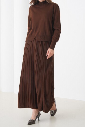 Yarım Balıkçı Yaka Kazak ve Midi Boy Piliseli Etek Takım