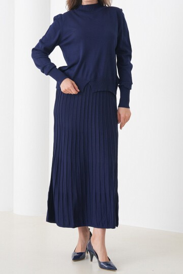 Yarım Balıkçı Yaka Kazak ve Midi Boy Piliseli Etek Takım