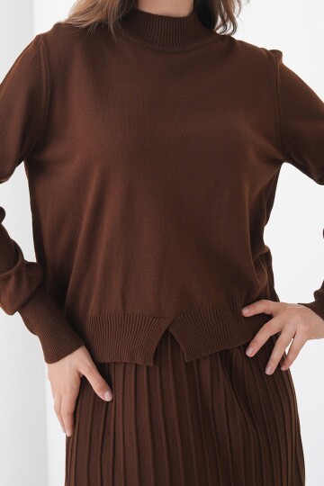 Yarım Balıkçı Yaka Kazak ve Midi Boy Piliseli Etek Takım