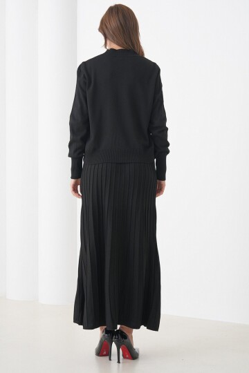 Yarım Balıkçı Yaka Kazak ve Midi Boy Piliseli Etek Takım