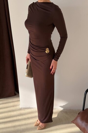 Aksesuar Detaylı Büzgülü Maxi Boy Elbise