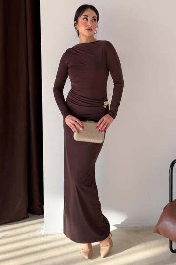 Aksesuar Detaylı Büzgülü Maxi Boy Elbise