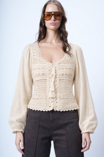 Bej Kare Yaka Önü Bağlamalı Kroşata Dokuma Crop Bluz