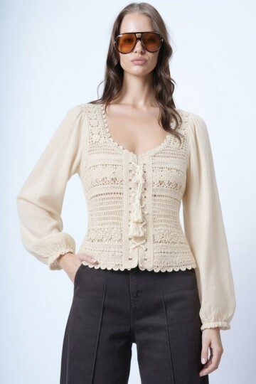 Bej Kare Yaka Önü Bağlamalı Kroşata Dokuma Crop Bluz