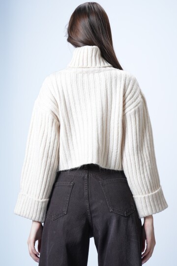 Krem Boğazlı Kısa Triko Kazak