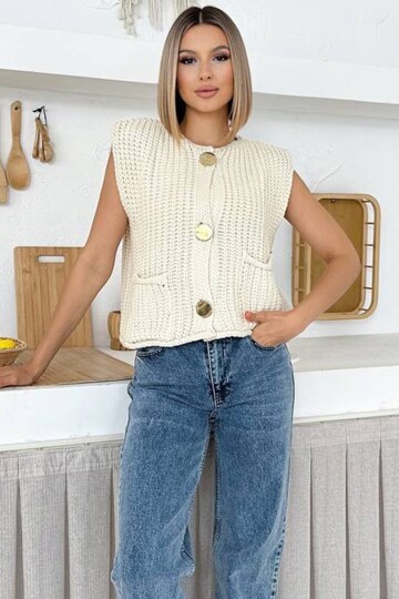 Büyük Düğme Detaylı Triko Yelek